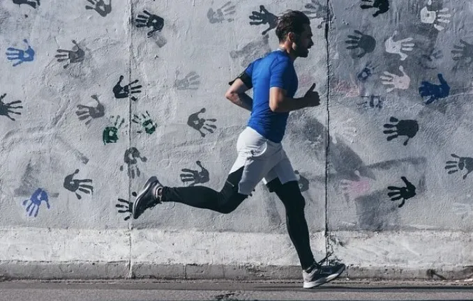 Persona corriendo junto a un muro