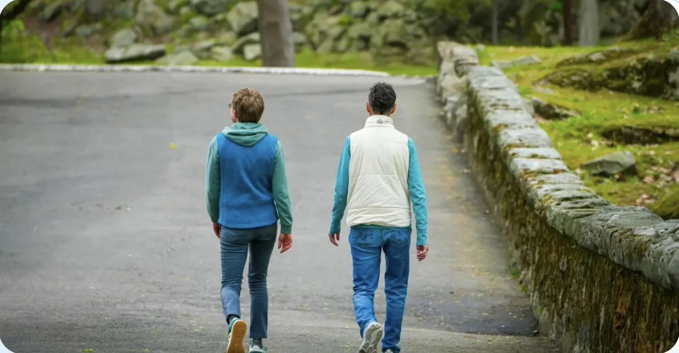 Dos personas caminando por un sendero en un parque