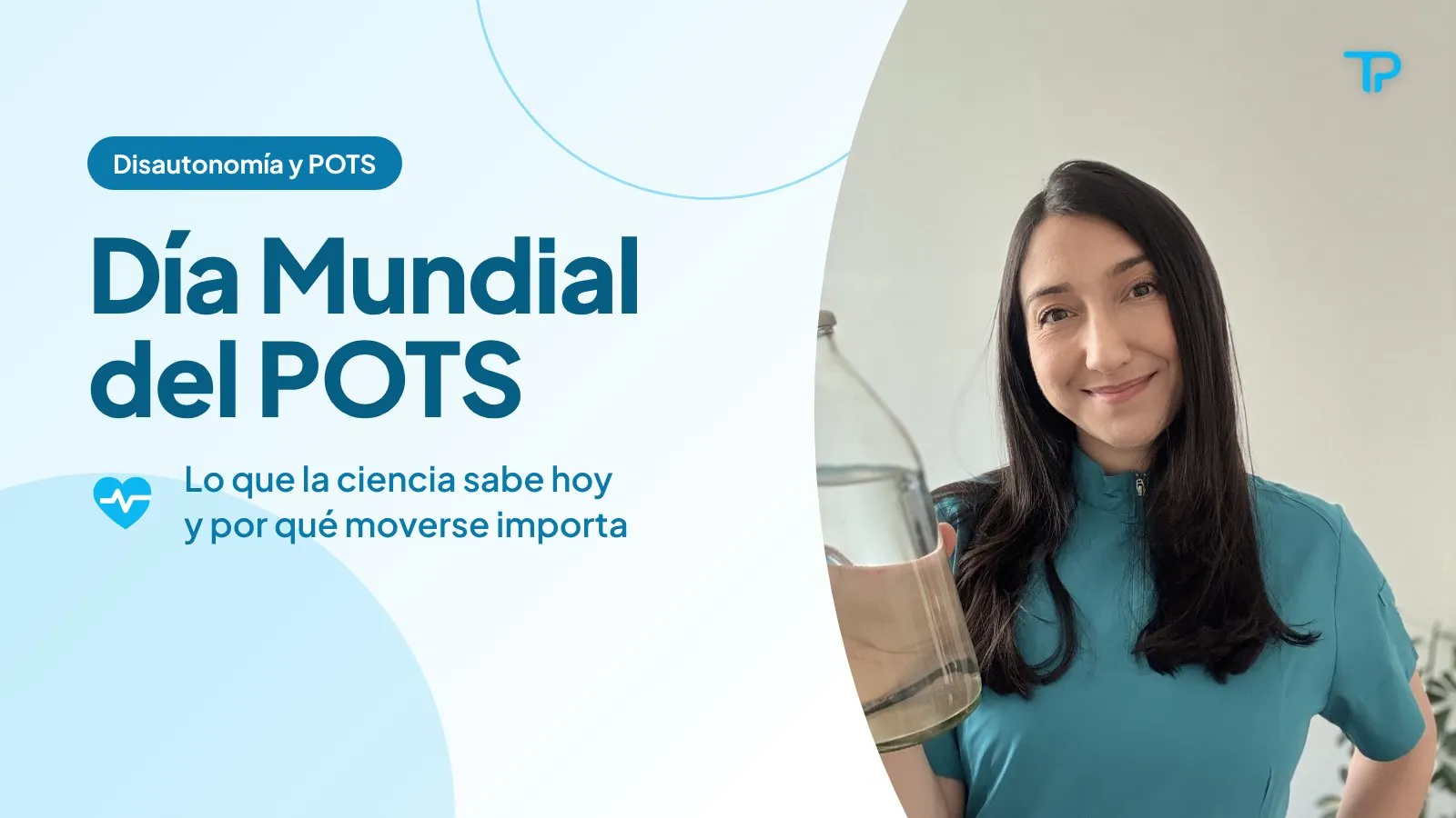 Isabel Valdés sostiene una botella de agua junto al título «Día Mundial del POTS: lo que la ciencia sabe hoy y por qué moverse importa»
